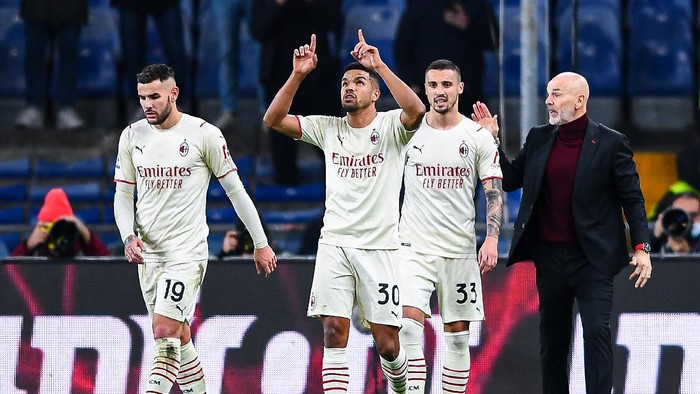GENOA, ITALY - DECEMBER 1: Junior Messias of Milan (2nd from L) celebrates with his team-mates after scoring a goal during the Serie A match between Genoa CFC and AC Milan at Stadio Luigi Ferraris on December 1, 2021 in Genoa, Italy. (Photo by Getty Images)