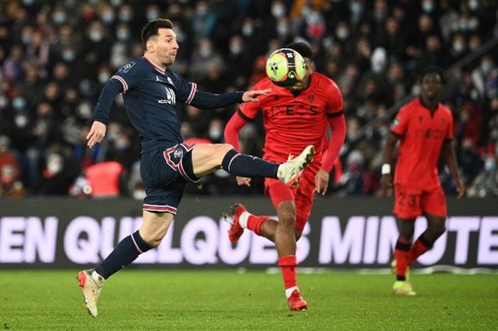 Paris Saint-Germain's Argentinian forward Lionel Messi eyes the ball during the French L1 football match between Paris-Saint Germain (PSG) and OGC Nice at The Parc des Princes Stadium in Paris on December 1, 2021. (Photo by Anne-Christine POUJOULAT / AFP)