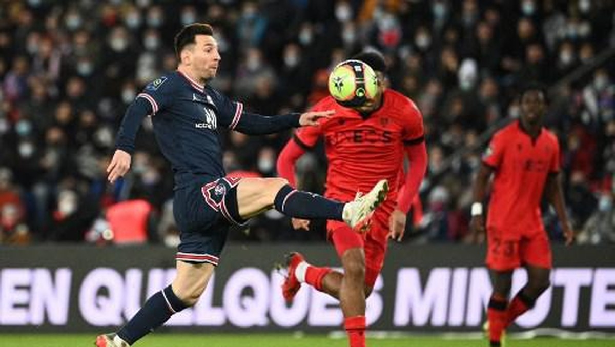 Messi tak bisa mencetak gol ke gawang Nice. Foto: AFP/ANNE-CHRISTINE POUJOULAT