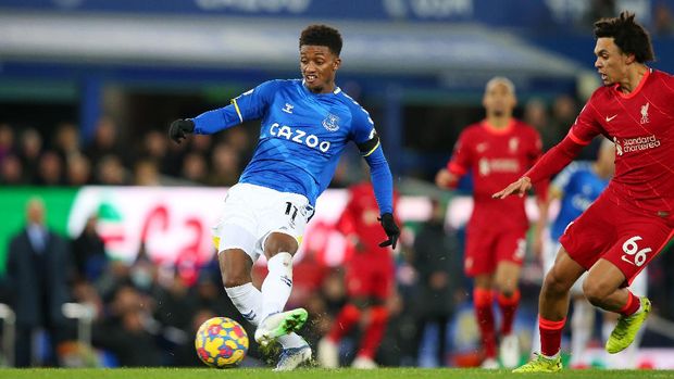 LIVERPOOL, ENGLAND - DECEMBER 01: Demarai Gray of Everton scores their side's first goal during the Premier League match between Everton and Liverpool at Goodison Park on December 01, 2021 in Liverpool, England. (Photo by Alex Livesey/Getty Images)