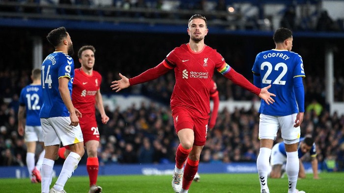 LIVERPOOL, ENGLAND - DECEMBER 01: Jordan Henderson of Liverpool celebrates after scoring their sides first goal during the Premier League match between Everton and Liverpool at Goodison Park on December 01, 2021 in Liverpool, England. (Photo by Laurence Griffiths/Getty Images)
