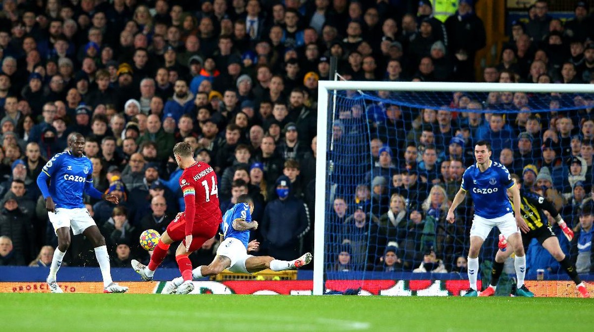 Liverpool memimpin 2-1 atas Everton di babak pertama (Getty Images/Alex Livesey)