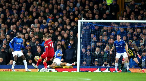 LIVERPOOL, ENGLAND - DECEMBER 01: Jordan Henderson of Liverpool scores their side's first goal during the Premier League match between Everton and Liverpool at Goodison Park on December 01, 2021 in Liverpool, England. (Photo by Alex Livesey/Getty Images)