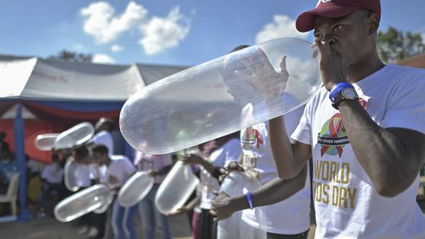 Lomba Tiup Kondom Peringati Hari AIDS Sedunia