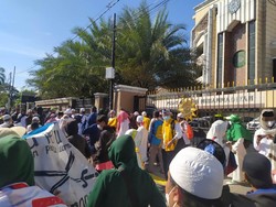 Polisi Serukan Pulang, Massa 212 di Depan Gedung Muhammadiyah Balas Takbir