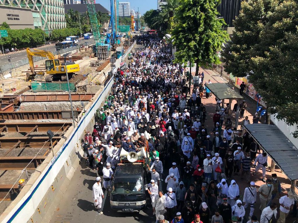 Tolak Dibubarkan, Massa Reuni 212 Tetap Bertahan di Jalan MH Thamrin!