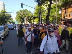 Momen Peserta Reuni 212 Long March ke Wahid Hasyim Sambil Berselawat