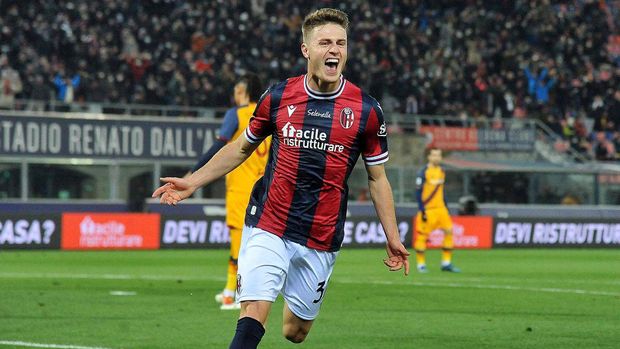 BOLOGNA, ITALY - DECEMBER 01: Mattias Svanberg of Bologna FC celebrates after scoring the opening goal during the Serie A match between Bologna FC and AS Roma at Stadio Renato Dall'Ara on December 01, 2021 in Bologna, Italy. (Photo by Mario Carlini / Iguana Press/Getty Images)
