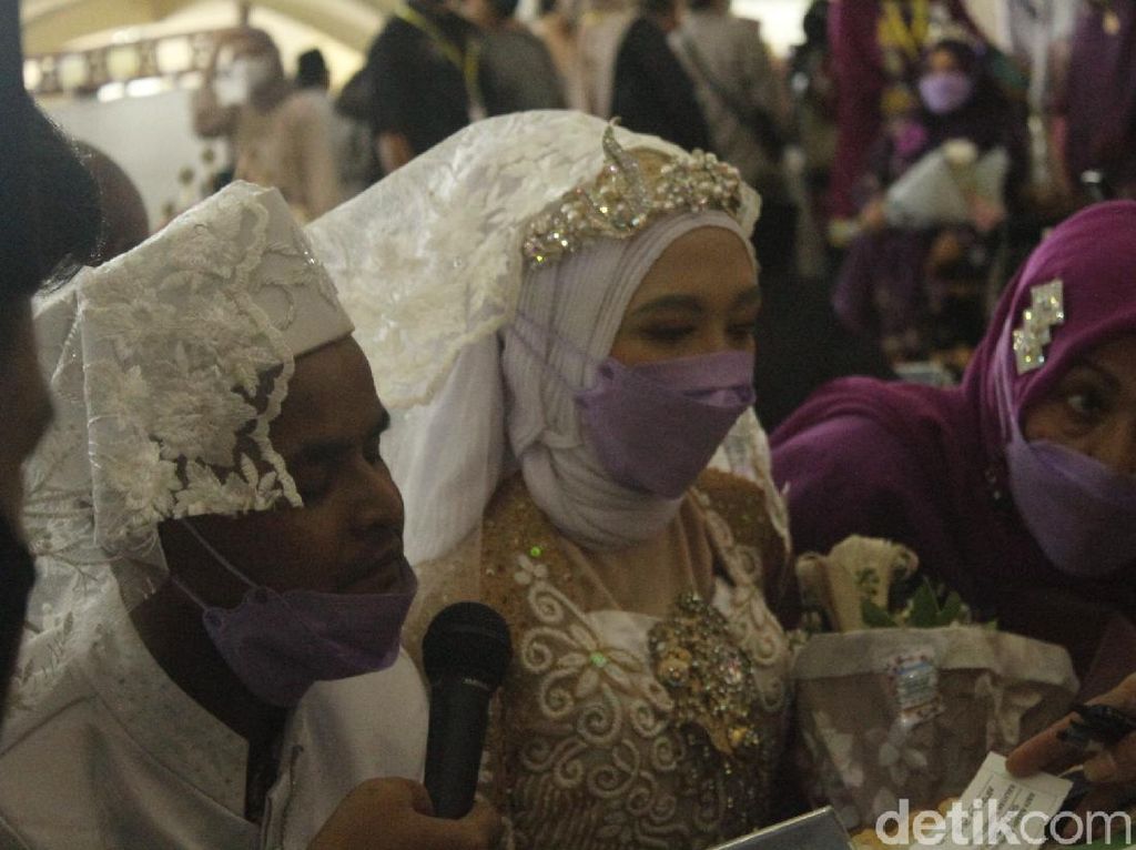 Bahagianya Eko Ikat Janji Suci Lewat Nikah Massal Difabel di Bandung