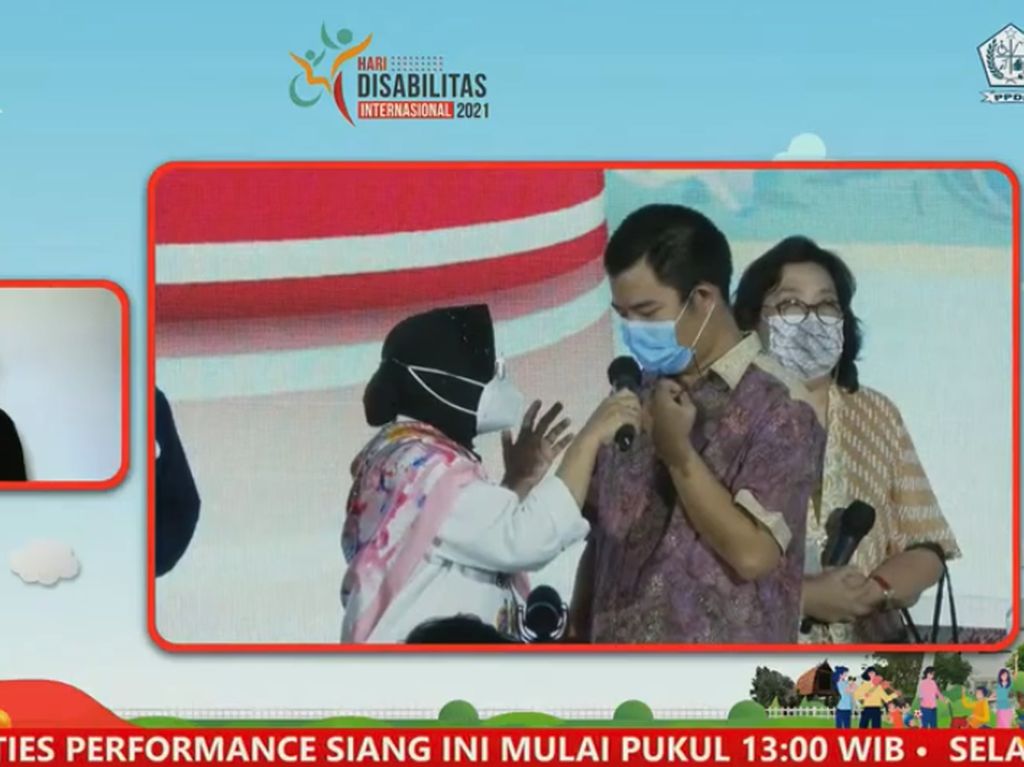 Momen Risma Jelaskan Alasan Paksa Tunarungu Bicara Momen Risma Jelaskan Alasan Paksa Tunarungu Bicara