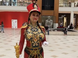 Model Playboy Diusir dari Mal karena Bajunya, Sekilas Tampak Normal Padahal...