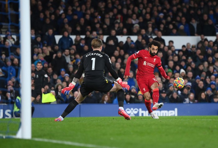 LIVERPOOL, ENGLAND - DECEMBER 01: Mohamed Salah of Liverpool reacts during the Premier League match between Everton and Liverpool at Goodison Park on December 01, 2021 in Liverpool, England. (Photo by Alex Livesey/Getty Images)