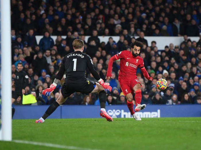 LIVERPOOL, ENGLAND - DECEMBER 01: Mohamed Salah of Liverpool reacts during the Premier League match between Everton and Liverpool at Goodison Park on December 01, 2021 in Liverpool, England. (Photo by Alex Livesey/Getty Images)