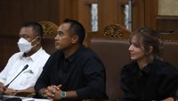 Sidang Nia Ramadhani dan Ardie Bakrie: Telat 2 Jam dan Gaya Rambut Baru