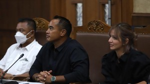 Sidang Nia Ramadhani dan Ardie Bakrie: Telat 2 Jam dan Gaya Rambut Baru
