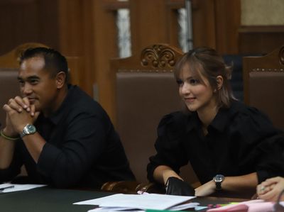 Penampakan Nia Ramadhani yang Punya Gaya Rambut Baru di Sidang Narkoba