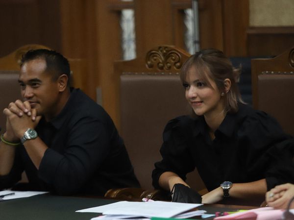 Penampakan Nia Ramadhani yang Punya Gaya Rambut Baru di Sidang Narkoba