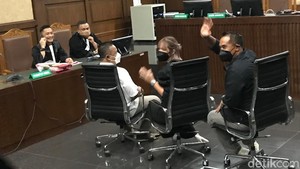 Ditegur Hakim karena Telat Sidang, Nia Ramadhani-Ardi Bakrie Alasan Diare