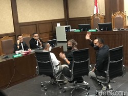 Ditegur Hakim karena Telat Sidang, Nia Ramadhani-Ardi Bakrie Alasan Diare
