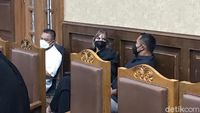 Penampilan Nia Ramadhani dan Ardi Bakrie Jalani Sidang Narkoba