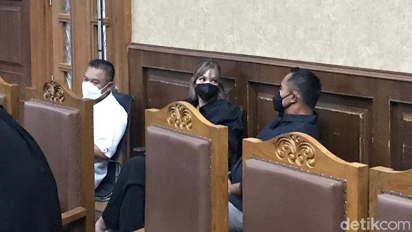 Penampilan Nia Ramadhani dan Ardi Bakrie Jalani Sidang Narkoba