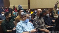 Kakak Ipar Menangis di Sidang Nia Ramadhani-Ardi Bakrie
