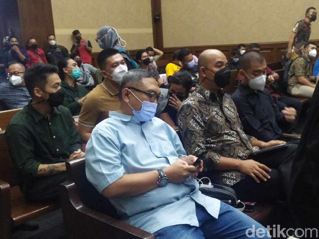 Kakak Ipar Menangis di Sidang Nia Ramadhani-Ardi Bakrie Kakak Ipar Menangis di Sidang Nia Ramadhani-Ardi Bakrie