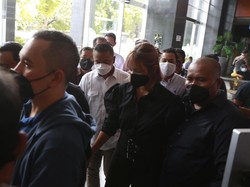 Sidang Narkoba Nia Ramadhani Dijaga Ketat, Ada Aksi Saling Dorong