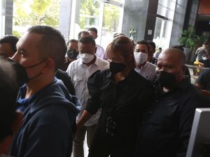 Sidang Narkoba Nia Ramadhani Dijaga Ketat, Ada Aksi Saling Dorong Sidang Narkoba Nia Ramadhani Dijaga Ketat, Ada Aksi Saling Dorong