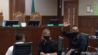 Penampilan Baru Nia Ramadhani di Sidang Perdana Narkoba