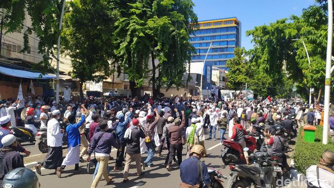 Panitia Reuni 212 Bacakan Pesan HRS, Massa Penuhi Jl Wahid Hasyim
