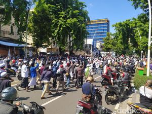 Saat Massa Reuni 212 di Wahid Hasyim Didorong ke Pasar Tanah Abang Saat Massa Reuni 212 di Wahid Hasyim Didorong ke Pasar Tanah Abang