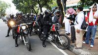 Brimob dan TNI Dorong Massa Reuni 212 ke Tanah Abang