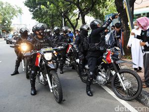 Brimob dan TNI Dorong Massa Reuni 212 ke Tanah Abang