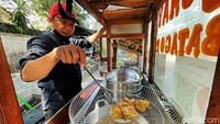 Pedagang Gorengan Coba Bertahan di Tengah Mahalnya Minyak Goreng