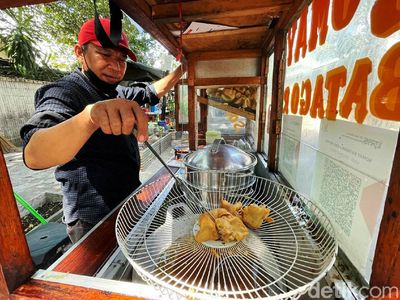Pedagang Gorengan Coba Bertahan di Tengah Mahalnya Minyak Goreng
