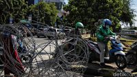 Pemotor Nekat Terobos Kawat Berduri di Kawasan Monas