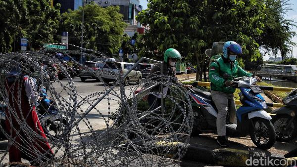 Pemotor Nekat Terobos Kawat Berduri di Kawasan Monas