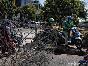 Pemotor Nekat Terobos Kawat Berduri di Kawasan Monas
