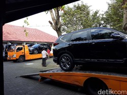 Gres! Pimpinan DPRD Bantul Tunggangi Mobil Dinas Baru Rp 500 Juta