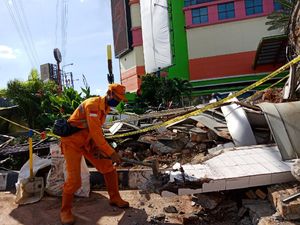 Petugas PPSU Bersihkan Sisa Puing Pos Lantas PGC yang Ditabrak TransJ