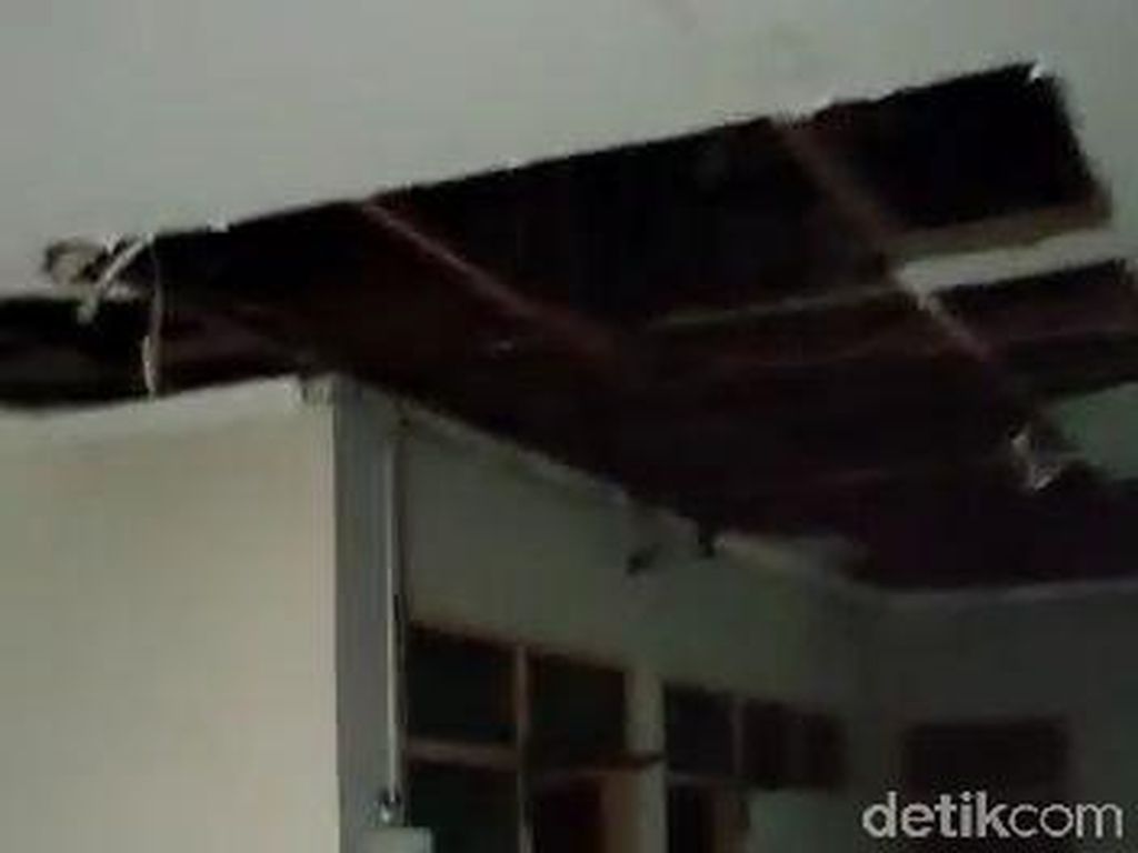 Diterjang Hujan Deras, Plafon Gedung DPRD Bojonegoro Ambrol