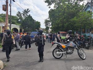 Polisi Sekat Plaza Manahan, Massa 212 Solo Pindah ke Kartopuran Polisi Sekat Plaza Manahan, Massa 212 Solo Pindah ke Kartopuran