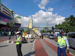 Saksi Cerita Detik-detik Bus TransJ Tabrak Pos Lantas PGC Jaktim Saksi Cerita Detik-detik Bus TransJ Tabrak Pos Lantas PGC Jaktim