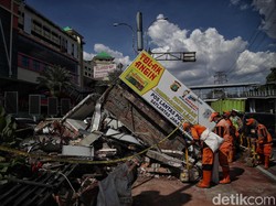 Hilang Kendali Berujung Bus TransJakarta Tabrak Pos Polisi