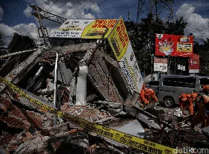 Pos Lantas PGC Jaktim Mulai Dievakuasi Usai Diseruduk Bus TransJ