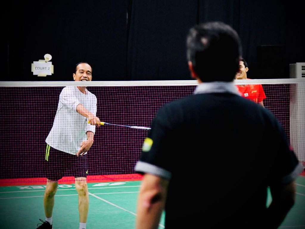 Jokowi Main Bulu Tangkis Bareng Tim Piala Thomas, Berpasangan dengan Jojo