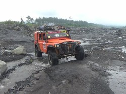 Aksi Puluhan Offroader Jajal Medan Ekstem Lereng Gunung Semeru
