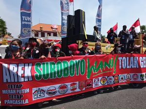 Massa Arek Suroboyo Demo Tolak Gerakan 212 Massa Arek Suroboyo Demo Tolak Gerakan 212