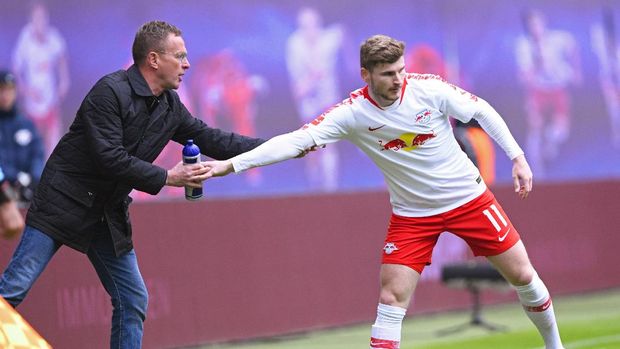 Leipzig's Timo Werner, right, gestures to his head coach Ralf Rangnick, left, after scoring his side's 2nd goal during the German Bundesliga soccer match between RB Leipzig and VfL Wolfsburg in Leipzig, Germany, Saturday, April 13, 2019. (AP Photo/Jens Meyer)